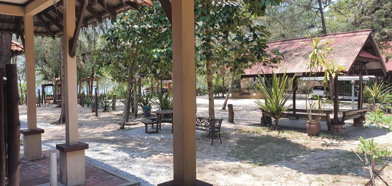 Pandan Laut Beach Resort Kampung Penarik Extérieur photo
